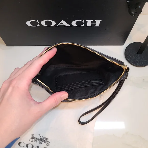 Coach Large Corner Zip Black Leather Wristlet Pristine - Picture 6 of 9